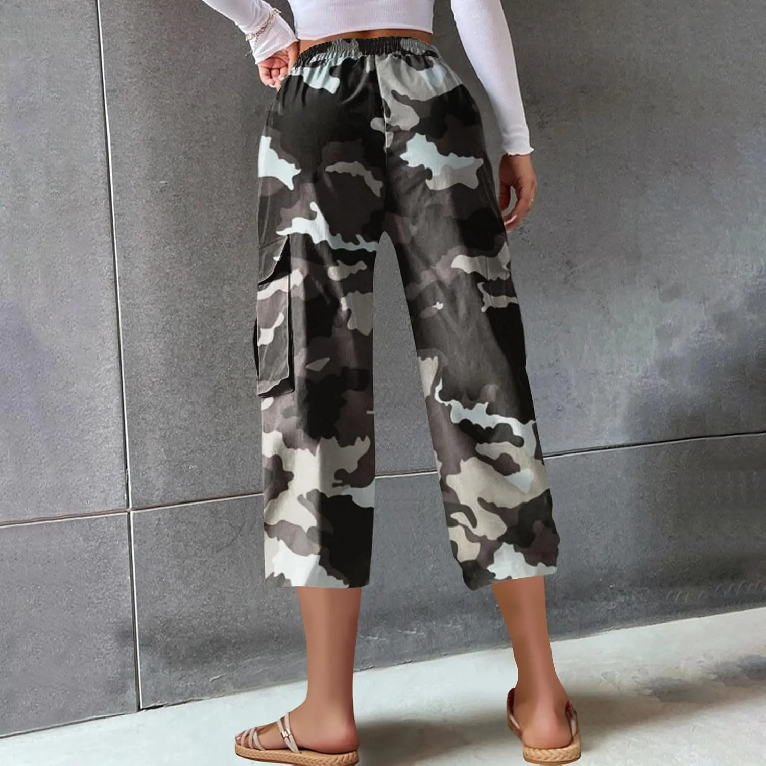 Womens Plus Size Cargo Capris Fashion Camouflage Elastic Waist Straight Leg Loose Sporting Capri Pants with Pockets