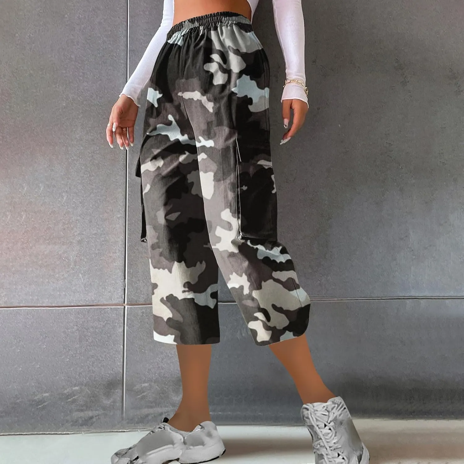 Womens Plus Size Cargo Capris Fashion Camouflage Elastic Waist Straight Leg Loose Sporting Capri Pants with Pockets